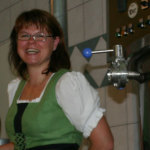 Margit Ehrensperger beim Bierbrauen
