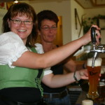 Bierbuschenschank Ederbräu - Margit Ehrensperger beim Bierzapfen